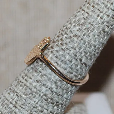 Size 8 Delicate Gold Colored "HAND" RING with Gold Tone Band (1.5g)