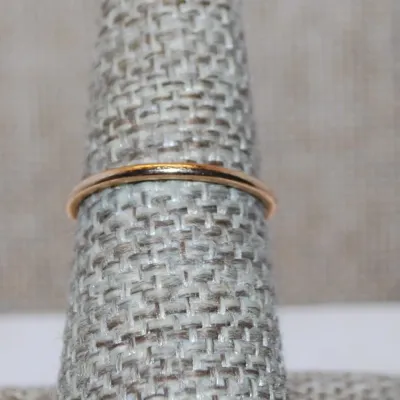 Size 7¼ Delicate Gold Colored No Stones Ring on a Thin Gold Tone SPLIT BAND (1.0g)