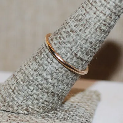 Size 7¼ Delicate Gold Colored No Stones Ring on a Thin Gold Tone SPLIT BAND (1.0g)