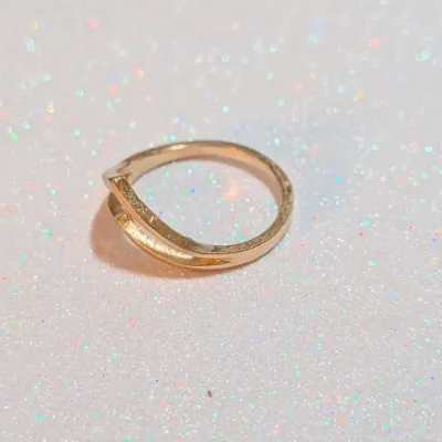 **NEW ARRIVAL** SIZE 7¾ Double Chevron Gold Tone Ring (1.3g)