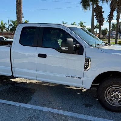Sale Photo Thumbnail #32: This heavy duty workhorse is powered by the highly sought-after 6.7 liter diesel V8 engine. It has 450 HP with 935 ft-lbs of torque, and a six-speed automatic transmission. It is Oxford white in color. It has a new battery, and is running at the time of c