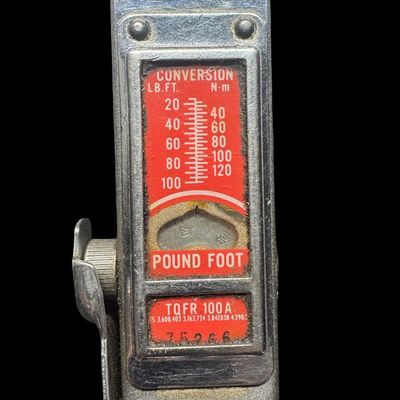 Sale Photo Thumbnail #138: The Snap-On TQFR100A is a 3/8-inch flex-head torque wrench with a range of 20 to 100 ft-lbs. The ratcheting swivel flex-head tilts up to 15 degrees. Not tested. Pre-auction estimate: $100-$200. [CS]