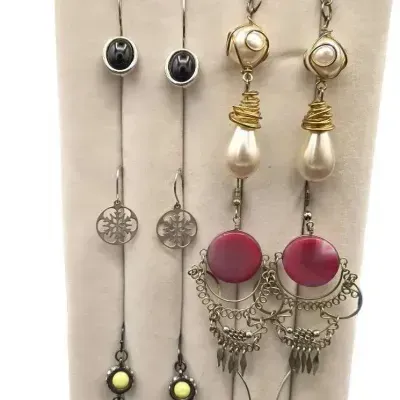 Sale Photo Thumbnail #195: 6 Pairs Of Dangle Pierced Earrings
all unique, pierced backs w/stops
pix detail.....ready to resell !!!!!!!