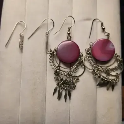 Sale Photo Thumbnail #193: 6 Pairs Of Dangle Pierced Earrings
all unique, pierced backs w/stops
pix detail.....ready to resell !!!!!!!