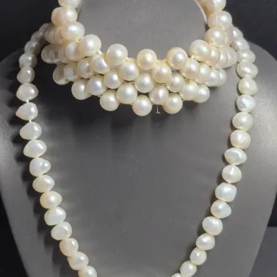 Sale Photo Thumbnail #293: Vintage Single Strand 80 Cultured Pearl Hand-Knotted  & expandable Bracelet
Necklace is a single strand of 80 irregular cultured pearls.  Size:  14" 
Bracelet is expandable.....unbranded
Size: 3" / 5" dia