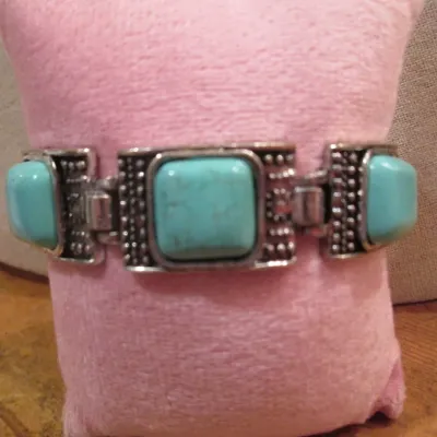 Sale Photo Thumbnail #58: Silver tone and Turquoise Southwest style bracelet 7" length.
width 1.5" / 7" with snap closure
VG condition, stones perfect