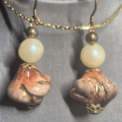 Sale Photo Thumbnail #23: Natural Agate / Rhodite Pendant on 14k ITALY gold chain & Earrings + Bracelet
The image shows a natural agate gemstone pendant with a smooth, polished surface and a banded pink or reddish stripe
.< Necklace is 14K marked Italy. 18" long full length w/ lob