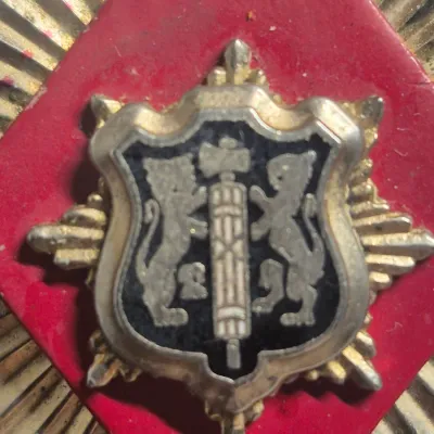 Sale Photo Thumbnail #152: Old Knights Templar Medal Masons Masonic Odd Fellows Vintage Emblem Medallion
Medal is in good used shape.

Is 2" tall and 1 ¾" wide.

Has loop up top for attaching. 

No maker's ID that I can find.
Chain length is 14" total

Assume it's templar, could b