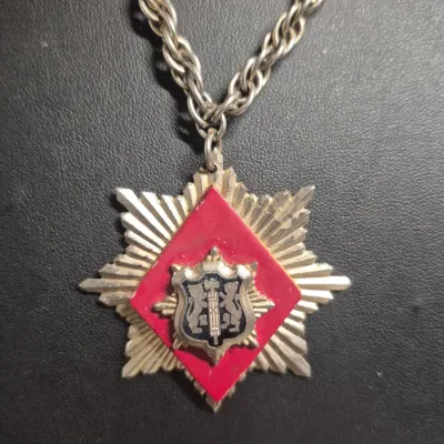 Sale Photo Thumbnail #150: Old Knights Templar Medal Masons Masonic Odd Fellows Vintage Emblem Medallion
Medal is in good used shape.

Is 2" tall and 1 ¾" wide.

Has loop up top for attaching. 

No maker's ID that I can find.
Chain length is 14" total

Assume it's templar, could b