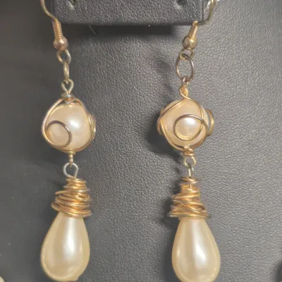 Sale Photo Thumbnail #189: Vintage flapper style pearl necklace w/ tassel & Pearl Earrings
> Necklace is flapper style with silver chain tassle
> length is single closed at 20"....w/ lobster closure
> Earrings are dangle pearl tied pierced loop