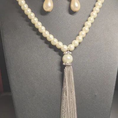Sale Photo Thumbnail #187: Vintage flapper style pearl necklace w/ tassel & Pearl Earrings
> Necklace is flapper style with silver chain tassle
> length is single closed at 20"....w/ lobster closure
> Earrings are dangle pearl tied pierced loop