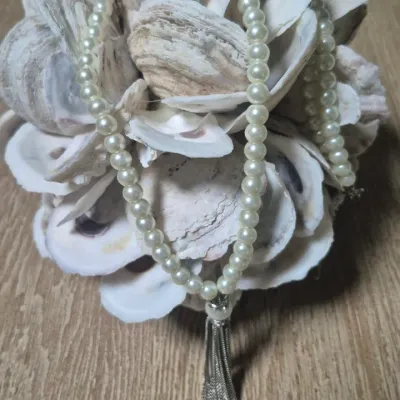 Sale Photo Thumbnail #186: Vintage flapper style pearl necklace w/ tassel & Pearl Earrings
> Necklace is flapper style with silver chain tassle
> length is single closed at 20"....w/ lobster closure
> Earrings are dangle pearl tied pierced loop