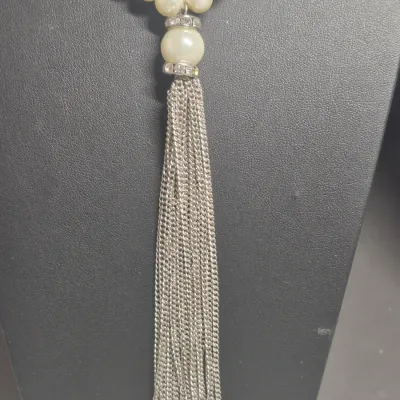 Sale Photo Thumbnail #190: Vintage flapper style pearl necklace w/ tassel & Pearl Earrings
> Necklace is flapper style with silver chain tassle
> length is single closed at 20"....w/ lobster closure
> Earrings are dangle pearl tied pierced loop