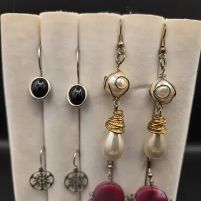 Sale Photo Thumbnail #211: 6 Pairs Of Dangle Pierced Earrings
all unique, pierced backs w/stops
pix detail.....ready to resell !!!!!!!
