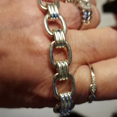 Sale Photo Thumbnail #229: This Chaps bracelet features a sleek and stylish link chain design with a toggle closure. The bracelet is made of metal material with a silvertone finish, and is signed by the brand. With a length of 7.7 inches, this bracelet is suitable for any occasion 