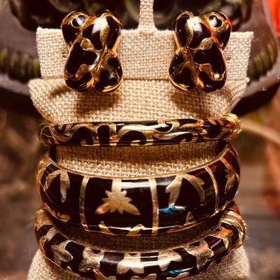 ANGELIQUE DE PARIS
Enamel Bangles & Earrings. I have a serious collection of ANGELIQUE DE PARIS  items!
MINT!
