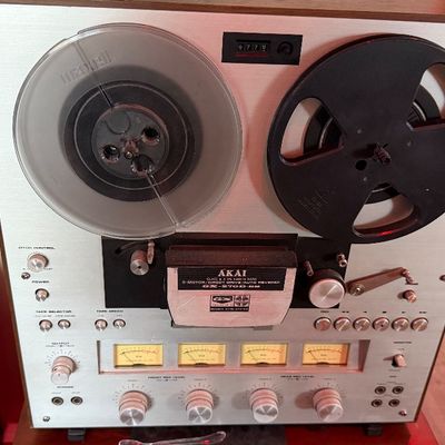 Sale Photo Thumbnail #199: Akai GX-270D-SS 4-channel surround stereo reel-to-reel tape deck with silver faceplate and wood cabinet, circa 1970s.
