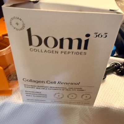 Sale Photo Thumbnail #47: Box of Bomi 365 Collagen Peptides Collagen Cell Renewal dietary supplement, showing minor wear on the top lid.