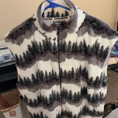Sale Photo Thumbnail #336: Glacier Gear Outdoor fleece vest featuring a pine tree print pattern in size XL. The sleeveless jacket includes a high collar and full zip closure.