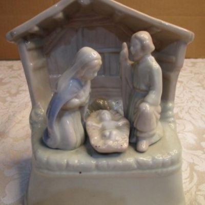 Sale Photo Thumbnail #14: Plays "O Little Town of Bethlehem", 5-3/4" tall x 4-1/2" wide x 3-1/2" deep, see pictures