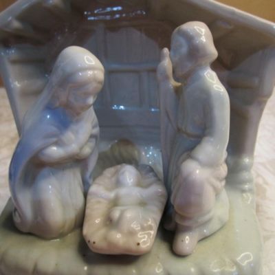 Sale Photo Thumbnail #16: Plays "O Little Town of Bethlehem", 5-3/4" tall x 4-1/2" wide x 3-1/2" deep, see pictures