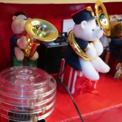 Sale Photo Thumbnail #50: Plays 21 Christmas carols, See pictures