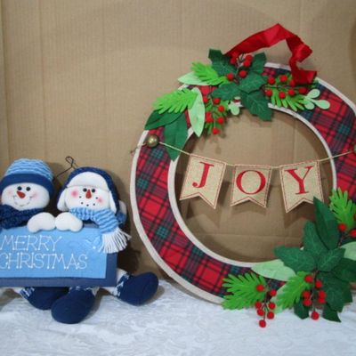 Sale Photo Thumbnail #243: Wreath is 17" across, Snowmen with sign is 11-/2" tall x 11-1/2" wide, see pictures