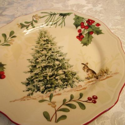 Sale Photo Thumbnail #555: 8.75" in diameter, dishwasher & microwave safe, see pictures