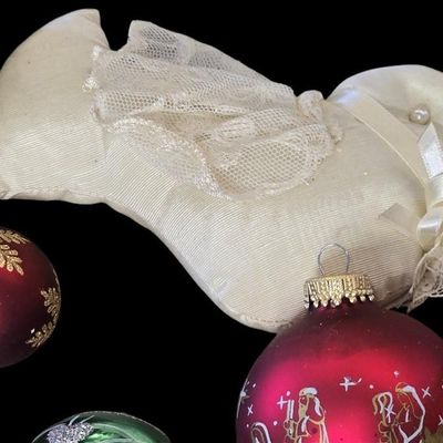 Sale Photo Thumbnail #282:  Lot of Mixed Christmas Ornaments.                           