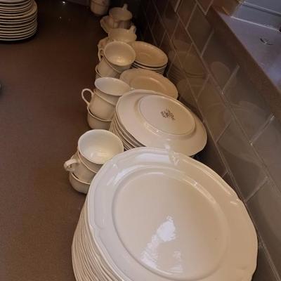 Lot-124 62 Pc Villeroy & Boch Manoir Dish Set