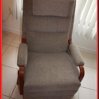 Lazy boy Reclining Chair  (Beige) :- Lot 8