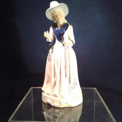 Lot 17A. A pairof porcelain figurines