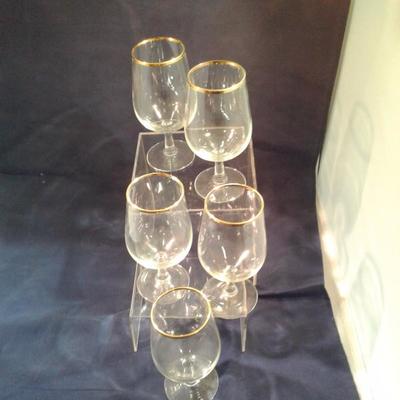 Set of 5 goblets with gold rim