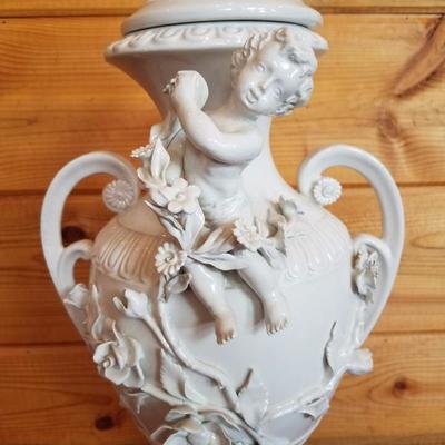 Lot-B46 Large Ardalt Impero Biaco Italian Cherub Porcelain Vase