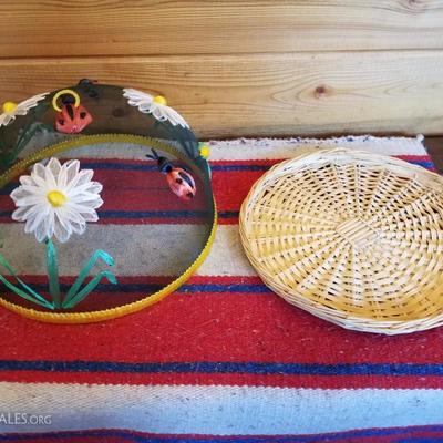 Lot-E9 2 Pc Picnic Set Wicker Platter Plus Bug Screen Cover