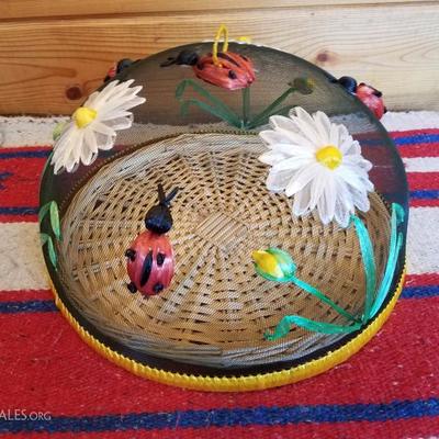 Lot-E9 2 Pc Picnic Set Wicker Platter Plus Bug Screen Cover