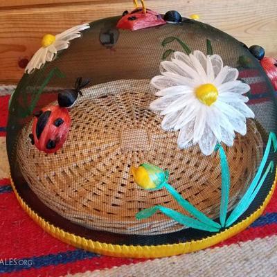 Lot-E9 2 Pc Picnic Set Wicker Platter Plus Bug Screen Cover
