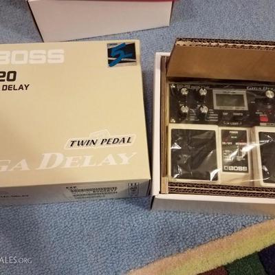 Lot-F39 Boss DD-20 Digital Delay Twin Pedal Giga Delay