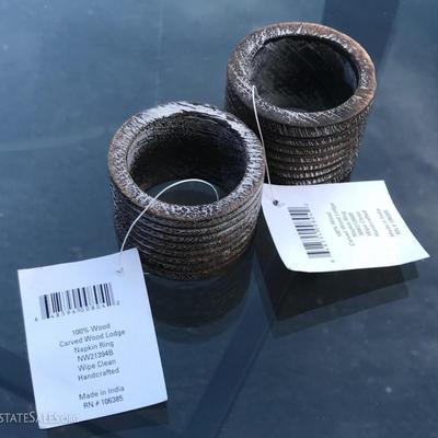 Set 4 (2 shown) napkin rings 