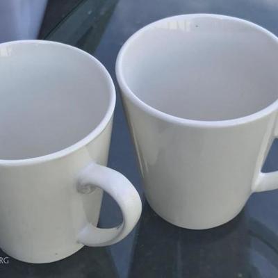 4 dinner plates 2 mugs 