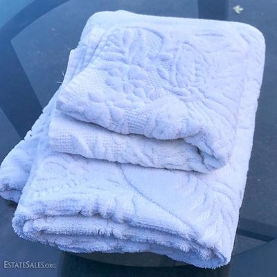 White bathroom lot towels and soap dishes 11 pc