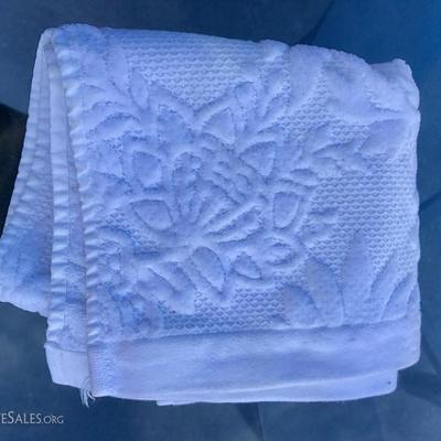 White bathroom lot towels and soap dishes 11 pc