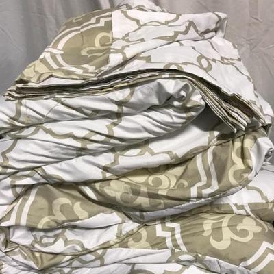 Queen comforter 2 shams