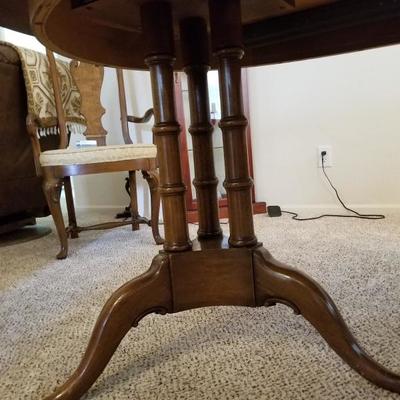 Thomasville Dining Room Table W/ Leaves & Chairs
