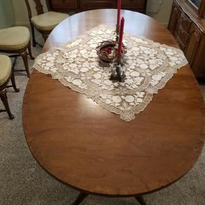 Thomasville Dining Room Table W/ Leaves & Chairs