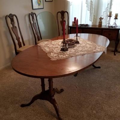 Thomasville Dining Room Table W/ Leaves & Chairs