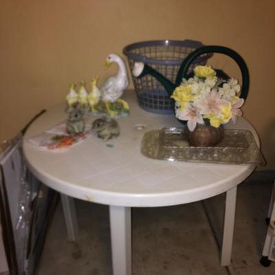 Outdoor Table with Garden DÃ©cor