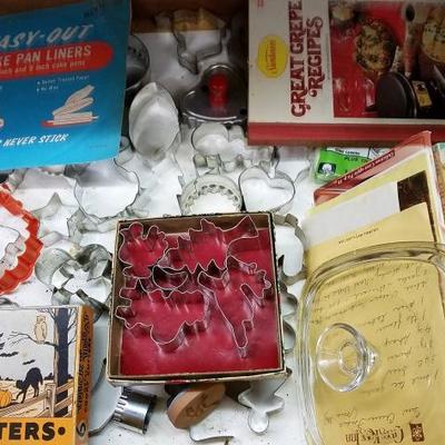 Vintage Cookie Cutters And Bakeware #177 