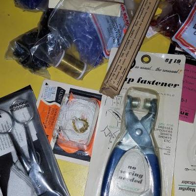 HUGE Sewing Lot Carry Sewing Bag and Whatnots -Lot #237 
