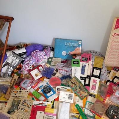 HUGE Sewing Lot Carry Sewing Bag and Whatnots -Lot #237 
